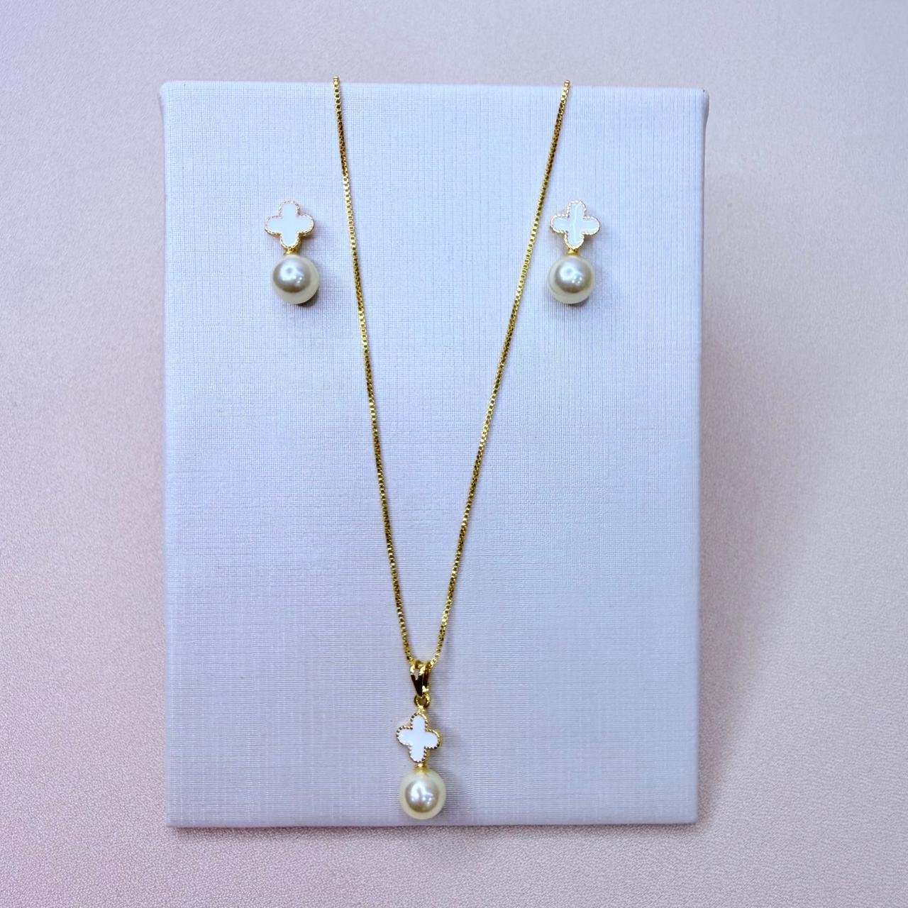 262814 CONJUNTO SEMIJOIA TREVO COM DETALHE PEROLA