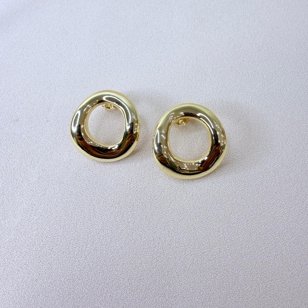 BRINCO SEMIJOIA CIRCULO ORGANICO VAZADO