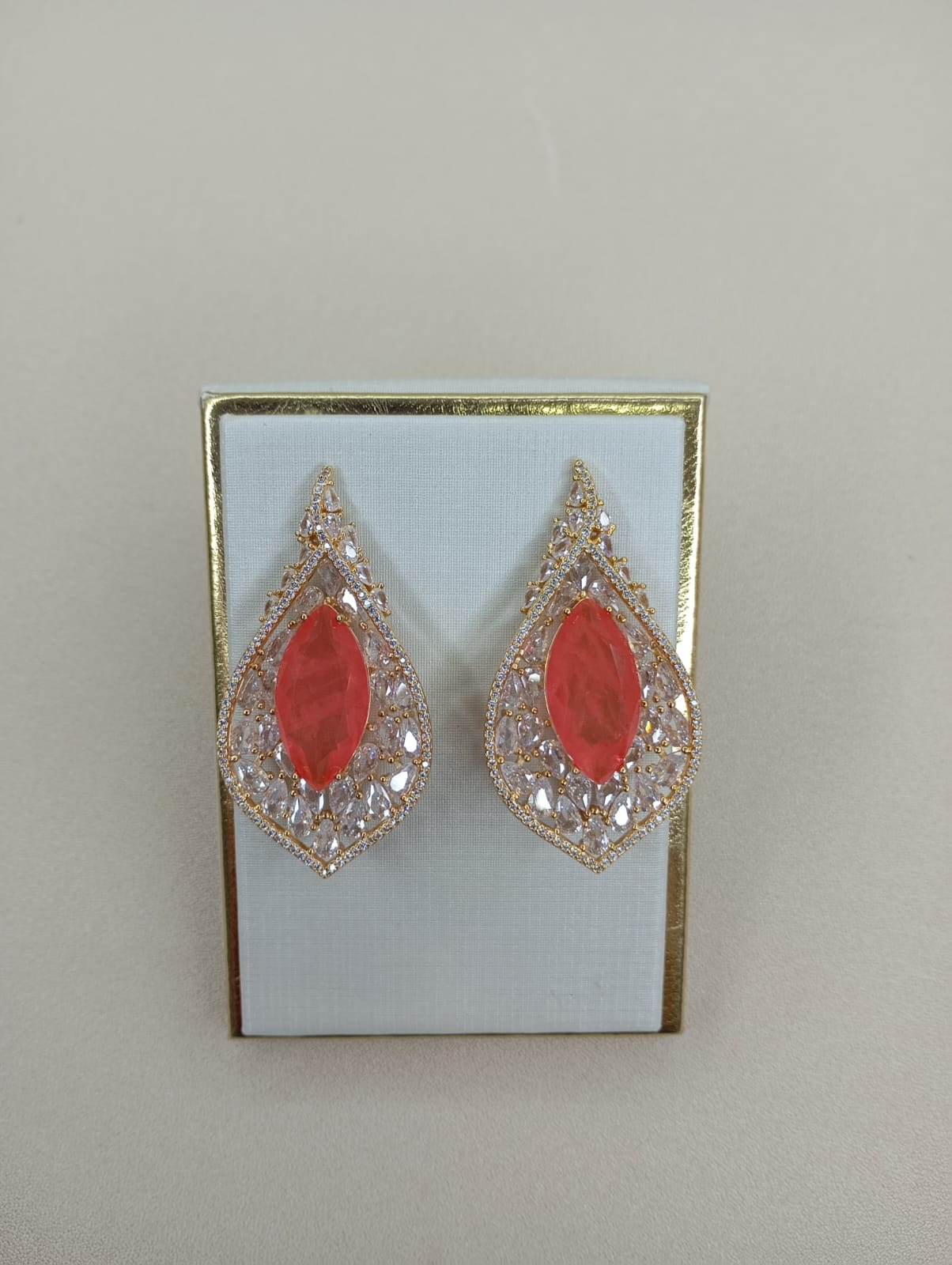CONJUNTO BRINCOS E ANEL EM PEDRAS