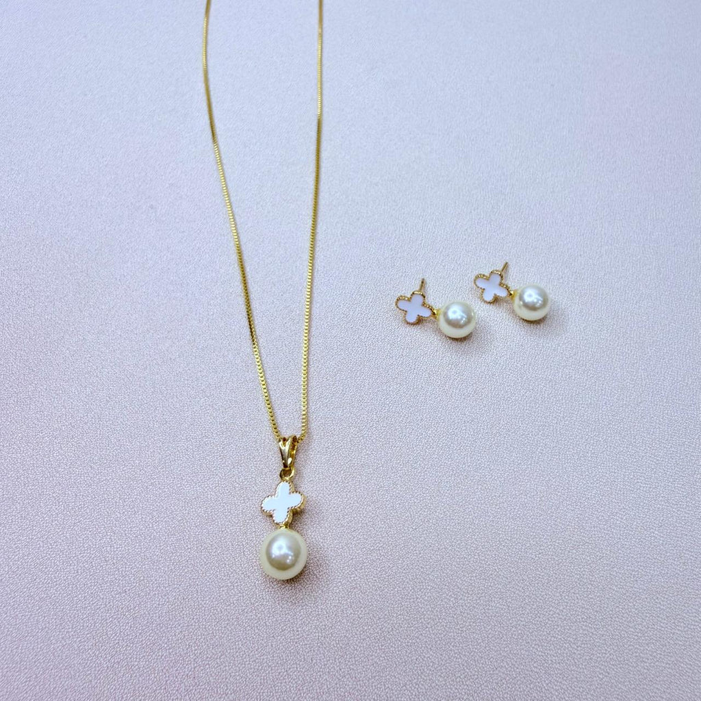 262814 CONJUNTO SEMIJOIA TREVO COM DETALHE PEROLA