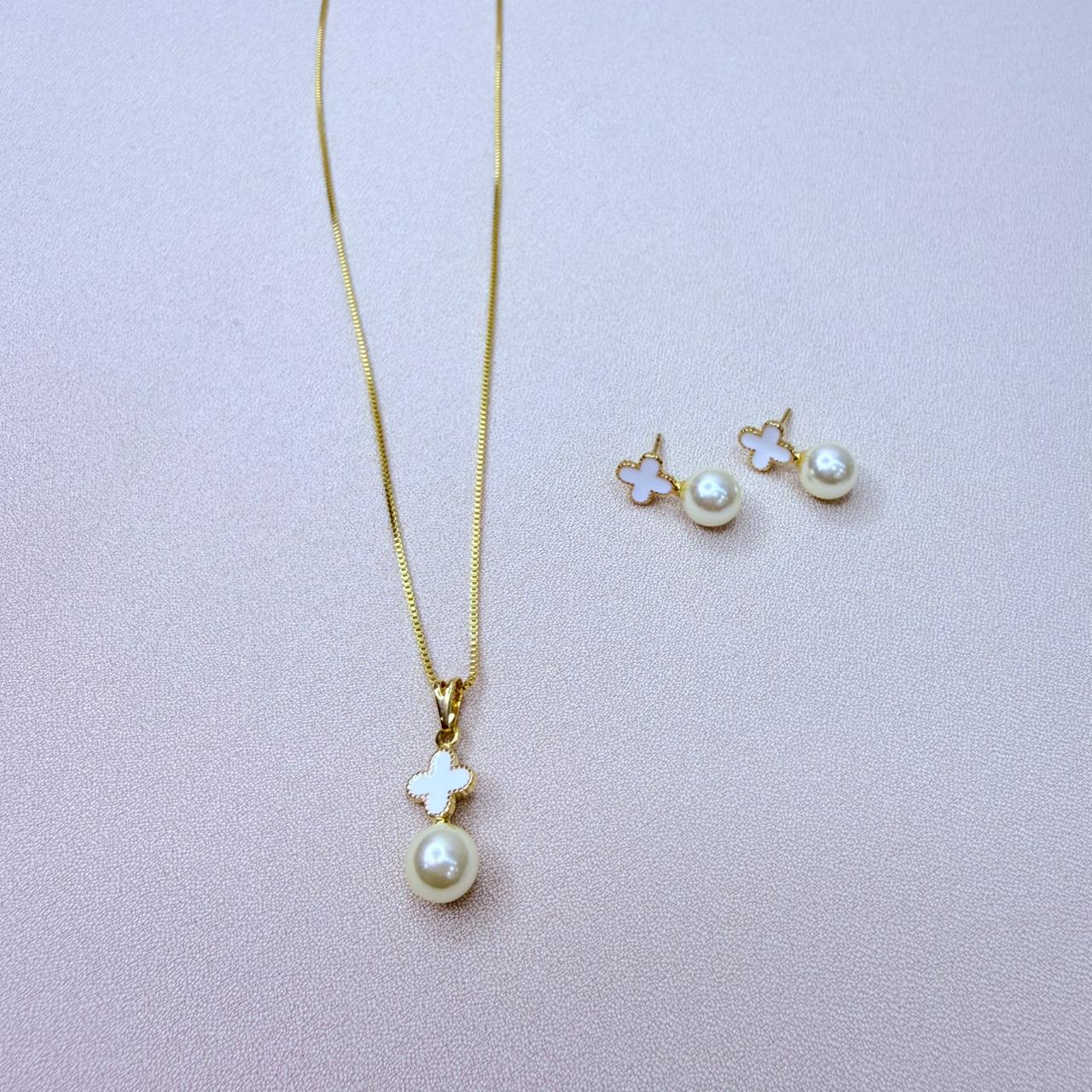 262814 CONJUNTO SEMIJOIA TREVO COM DETALHE PEROLA