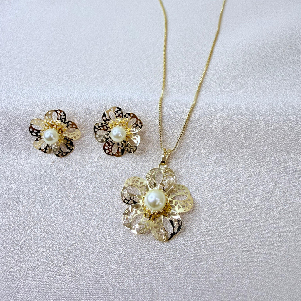 CONJUNTO SEMIJOIA FLOR TRABALHADA BASE PEROLA