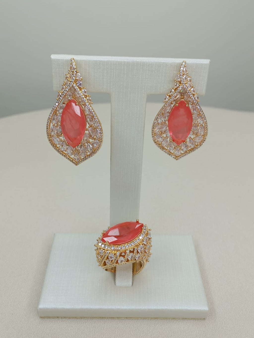 CONJUNTO BRINCOS E ANEL EM PEDRAS