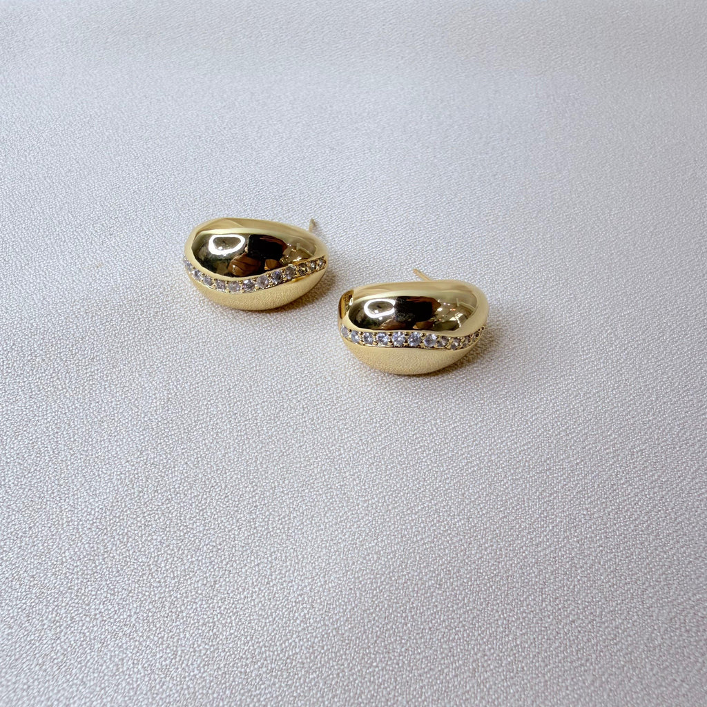 BRINCO SEMIJOIA GOTA COM DETALHE CRAVEJADO