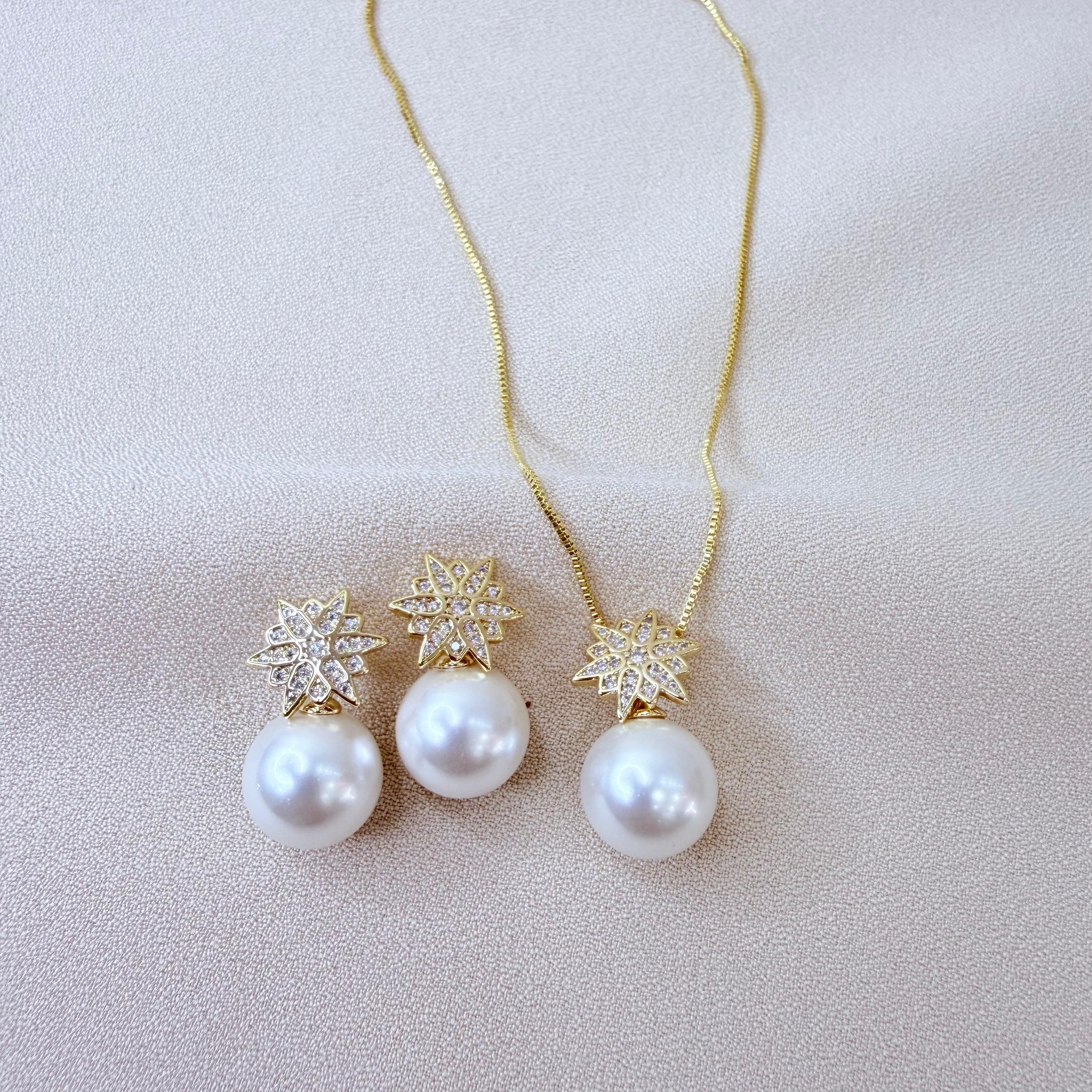 CONJUNTO SEMIJOIA FLOR CRAVEJADA COM PINGENTE PEROLA