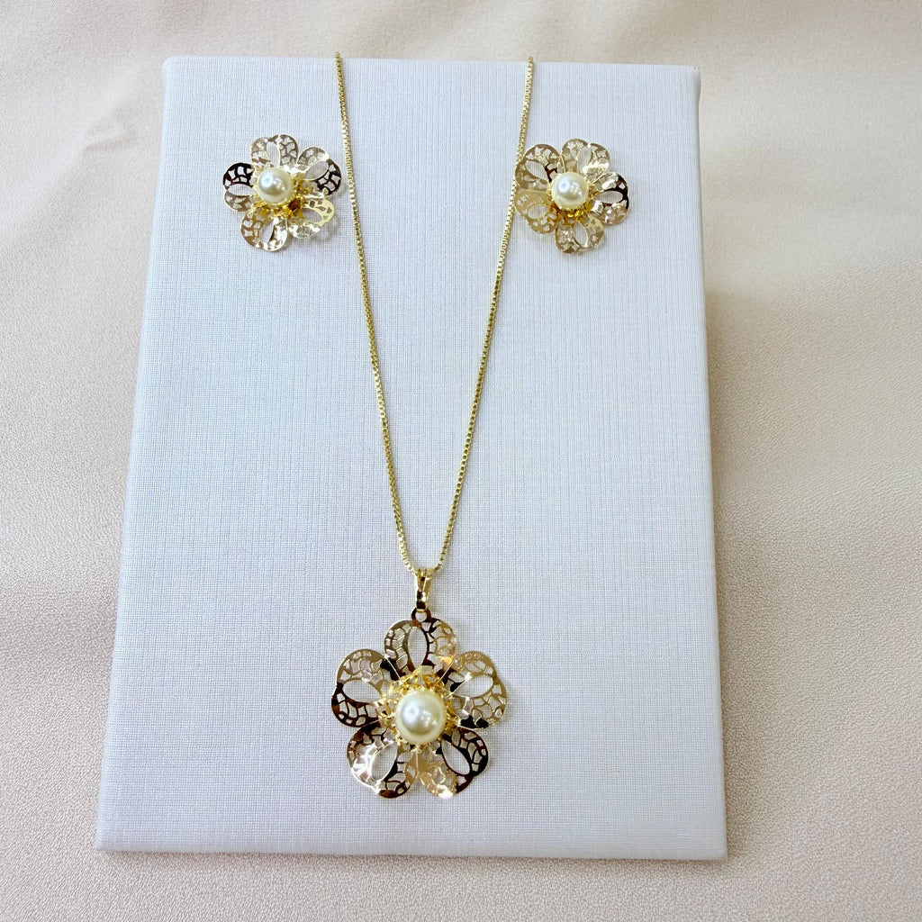 CONJUNTO SEMIJOIA FLOR TRABALHADA BASE PEROLA