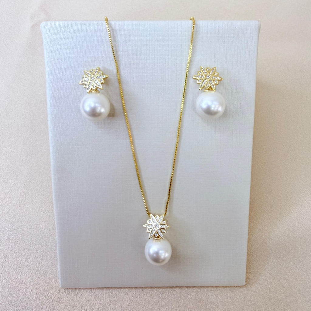 CONJUNTO SEMIJOIA FLOR CRAVEJADA COM PINGENTE PEROLA