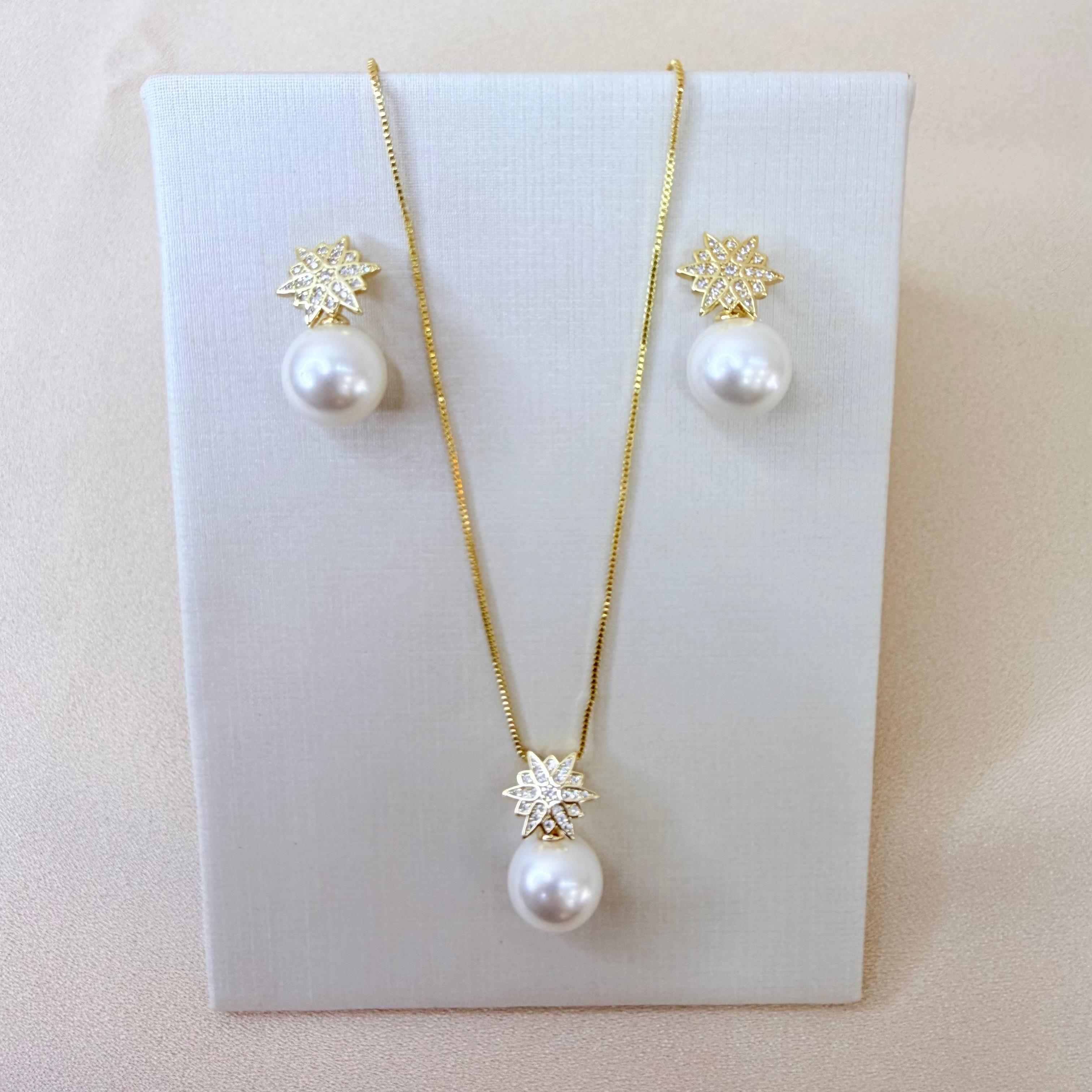 CONJUNTO SEMIJOIA FLOR CRAVEJADA COM PINGENTE PEROLA